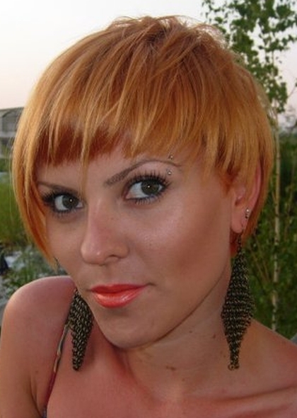 fryzura krótka asymetryczna, krótkie włosy rude 7
